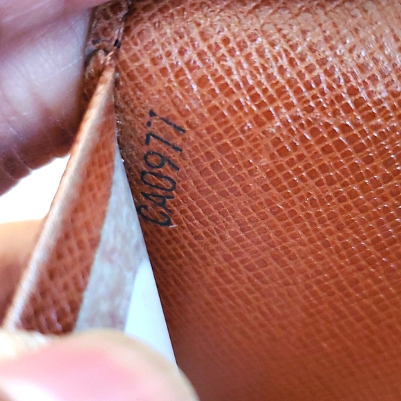 Authentic Louis Vuitton ID/Cardholder Preloved Monogram - Picture 13 of 15